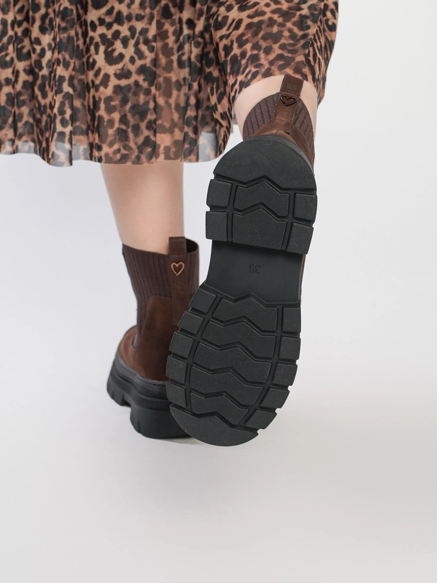 Ботинки-челси коричневого цвета на объемной подошве